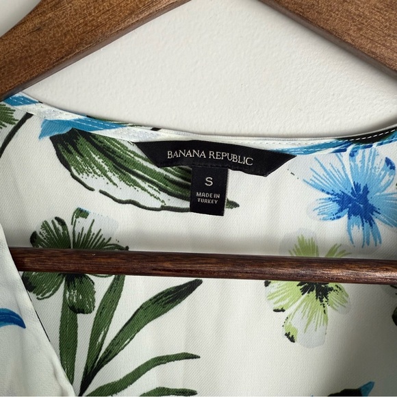 Banana Republic Tropical Floral Print Wrap Top Short Sleeve Size S Casual Ruffle - Picture 11 of 12